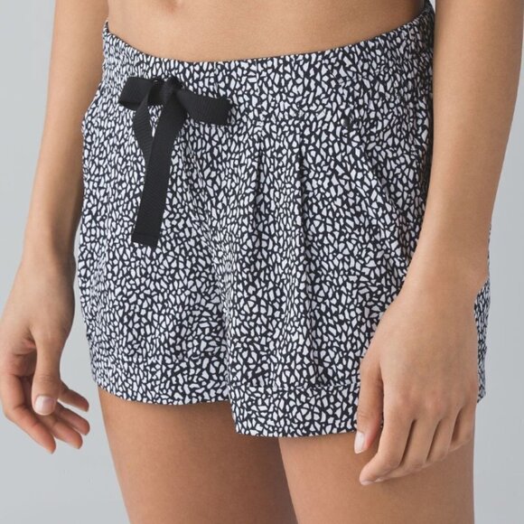 Lululemon Spring Break Away Short  Miss Mosaic Black Size 2 - Picture 1 of 9